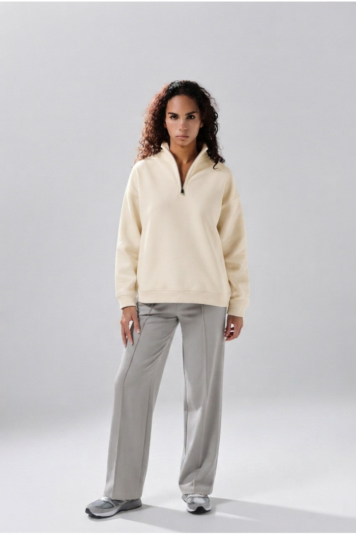 Buzo oversize cuello sport unicolor con cremallera
