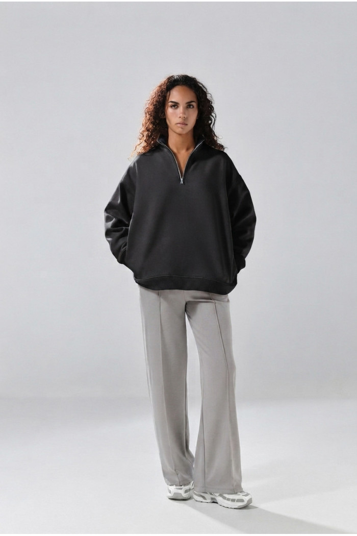 Buzo oversize cuello sport unicolor con cremallera
