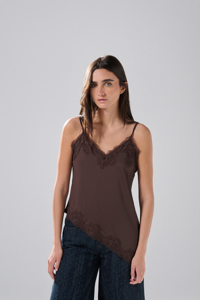Camiseta manga sisa café oscura con detalles de encaje
