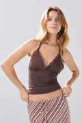 Camiseta de Boho Club café manga sisa con detalles de encaje
