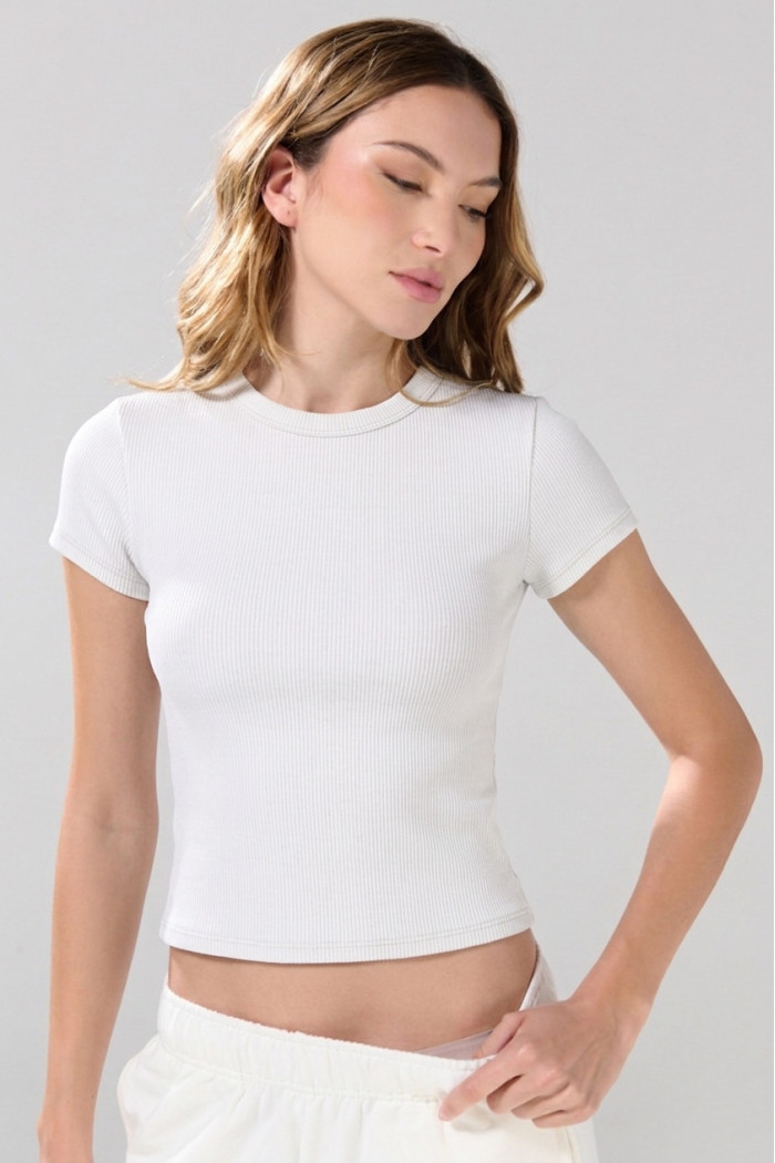 Camiseta unicolor ajustada manga corta con cuello redondo