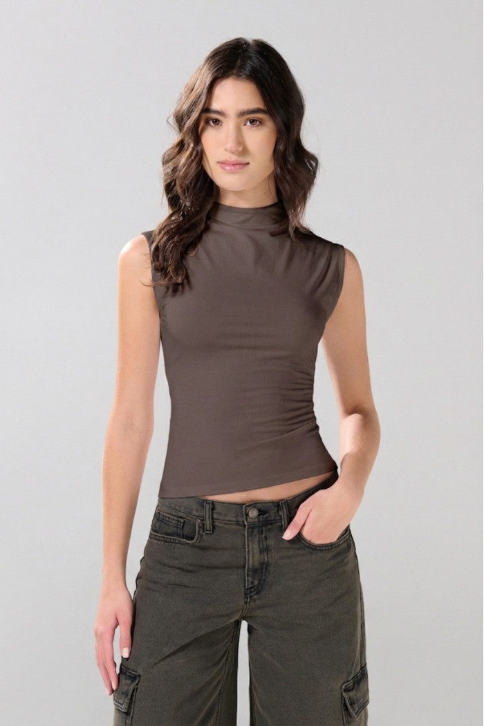 Camiseta unicolor ajustada con cuello alto y manga sisa