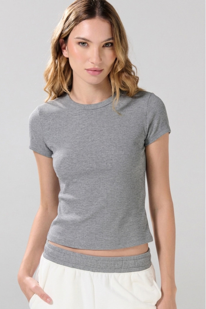 Camiseta con cuello redondo unicolor ajustada y manga corta

