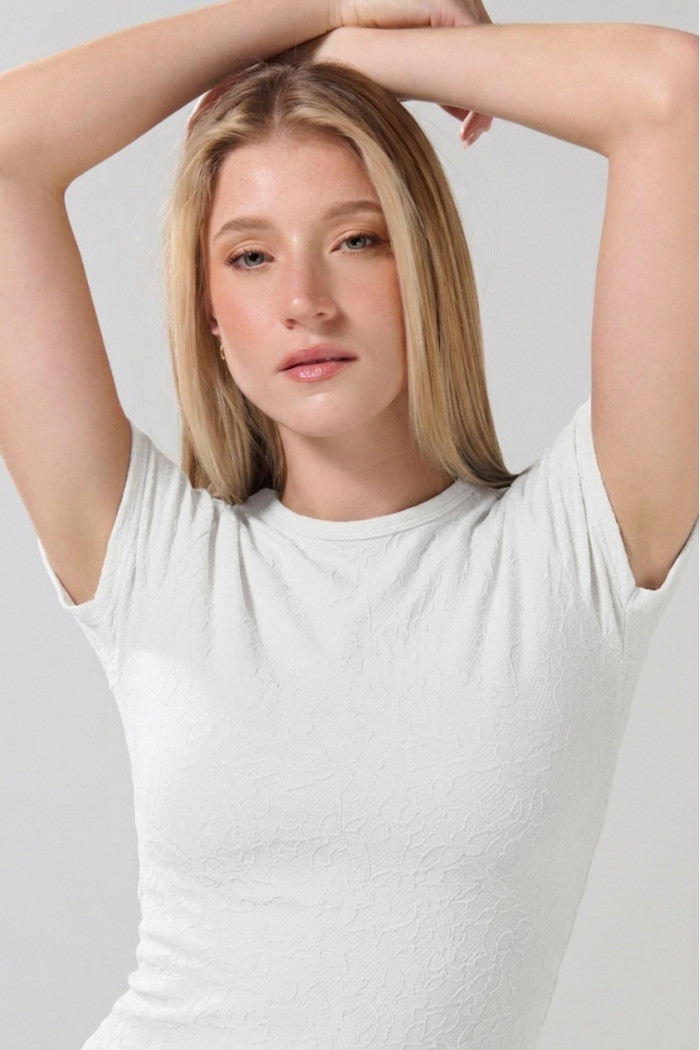 Camiseta unicolor crop top con texturas de flores