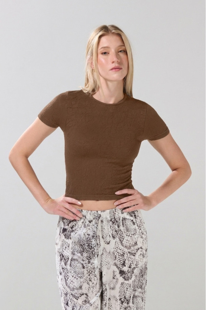 Camiseta unicolor crop top con texturas de flores