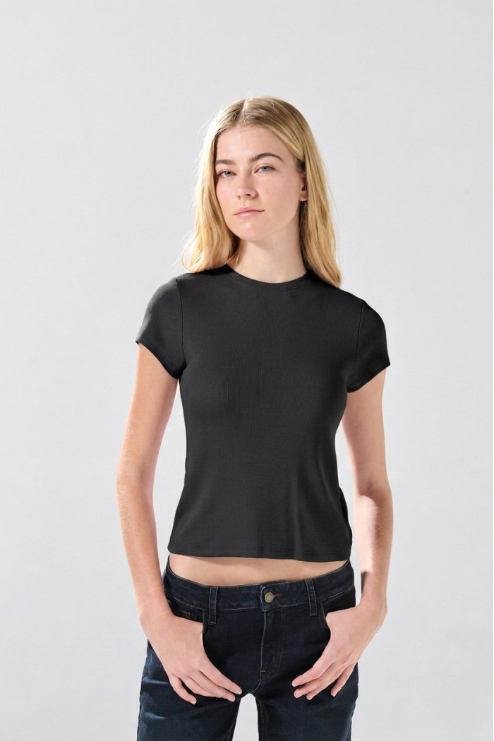 Camiseta unicolor en rib infaltables con cuello redondo
