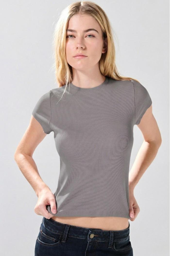 Camiseta unicolor en rib infaltables con cuello redondo
