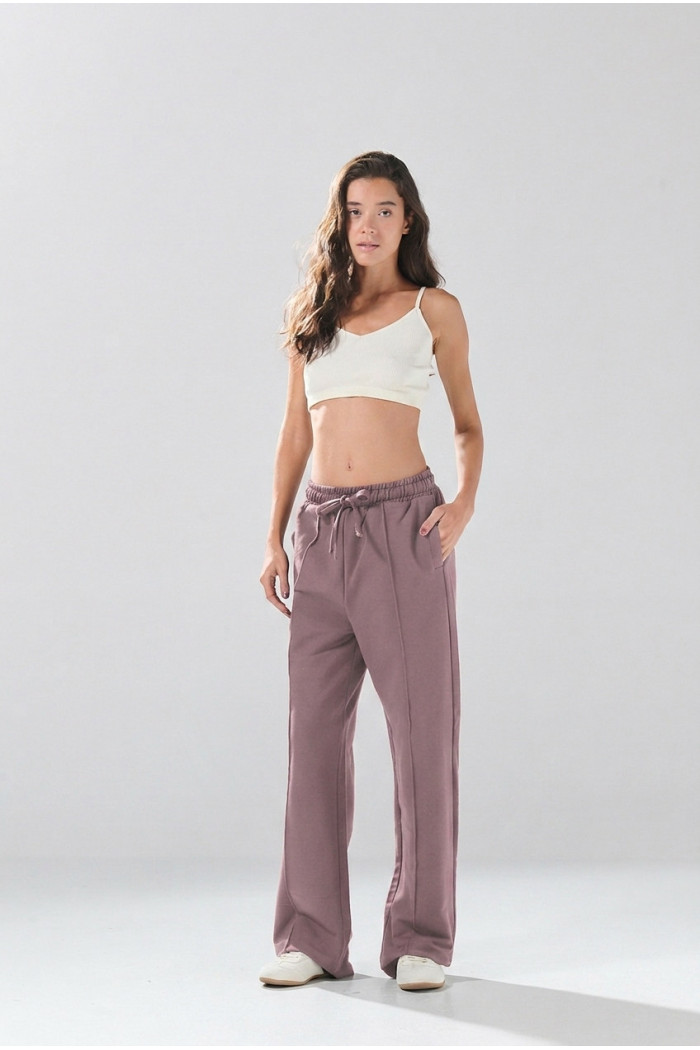 Pantalón unicolor jogger con vena centrada y bota ancha
