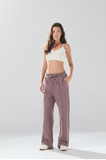 Pantalón unicolor jogger con vena centrada y bota ancha
