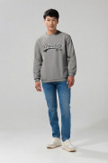 Buzo gris medio con cuello redondo y arte college
