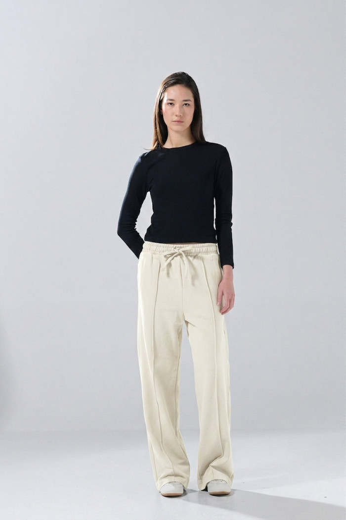 Pantalón jogger unicolor con bota ancha y vena en frente
