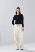Pantalón jogger unicolor con bota ancha y vena en frente
