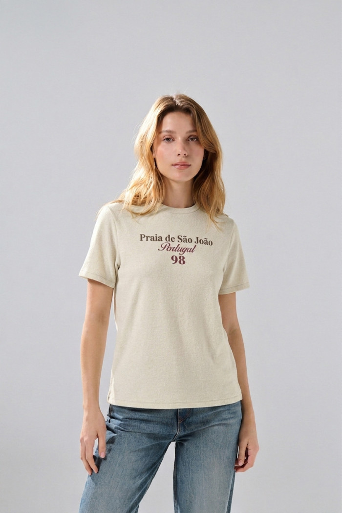 Camiseta manga corta crema con arte college en algodón
