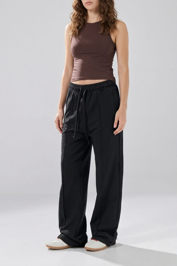 Pantalón unicolor jogger con bota ancha y vena centrada
