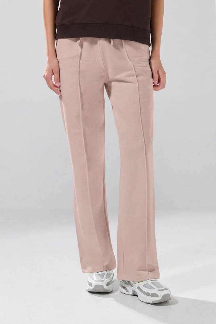 Pantalón unicolor jogger con bota ancha y vena centrada
