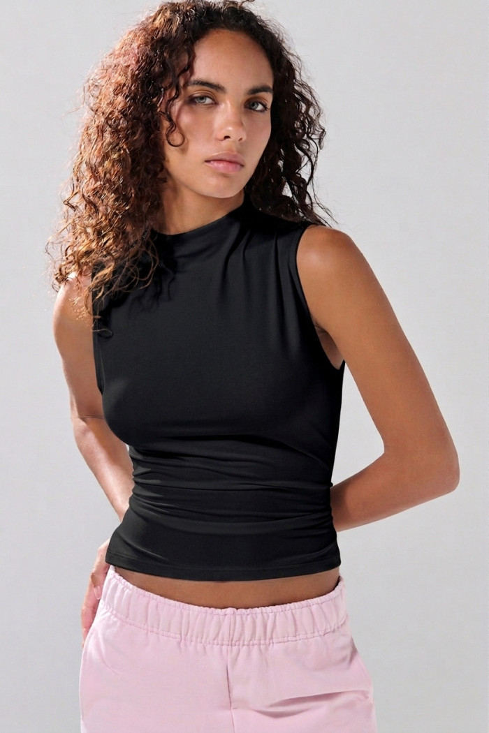 Camiseta cuello alto unicolor con manga sisa
