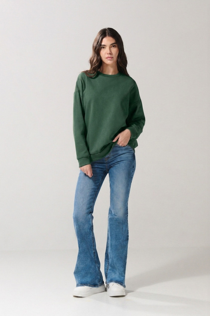 Buzo unicolor cuello redondo oversize con hombro caído