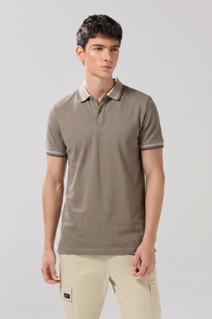 Camiseta polo unicolor con aberturas y manga corta
