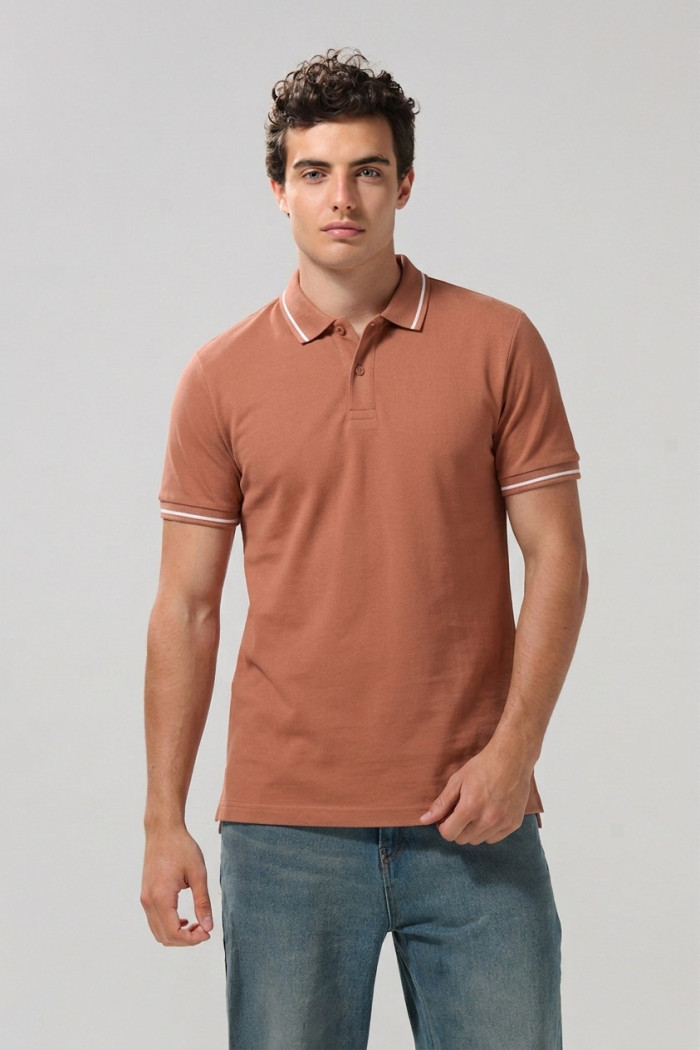 Camiseta polo unicolor con aberturas y manga corta