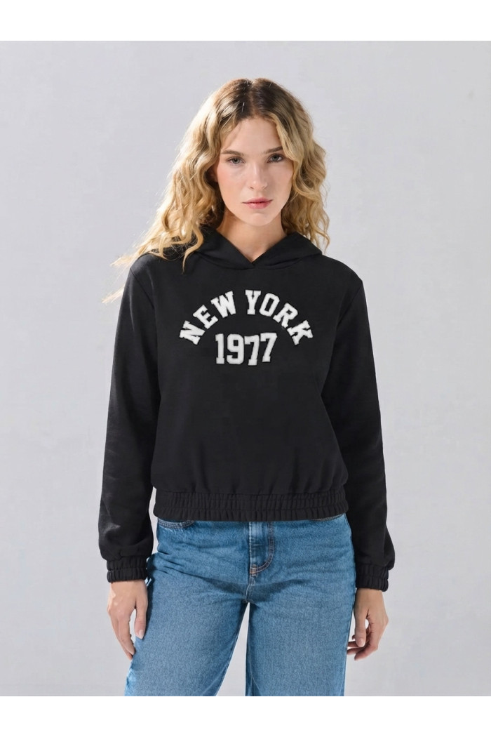Buzo perchado con capota negro y estampado college
