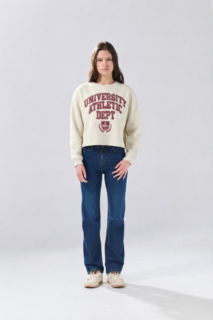 Buzo crema claro cuello redondo con texto college rojo
