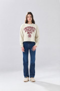 Buzo crema claro cuello redondo con texto college rojo
