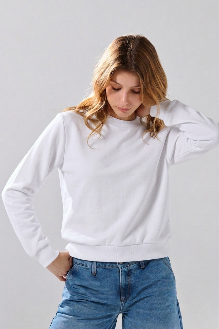 Buzo unicolor cuello redondo infaltables con bordes en rib
