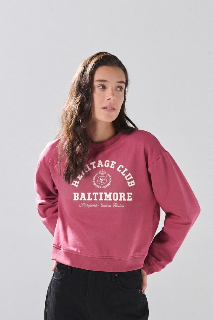 Buzo rosado oscuro cuello redondo con texto college
