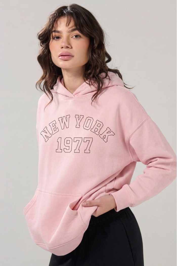 Buzo rosado claro oversize con capota y diseño college
