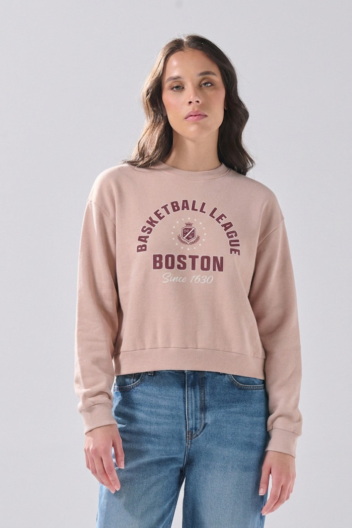 Buzo cuello redondo rosado claro con estampado college
