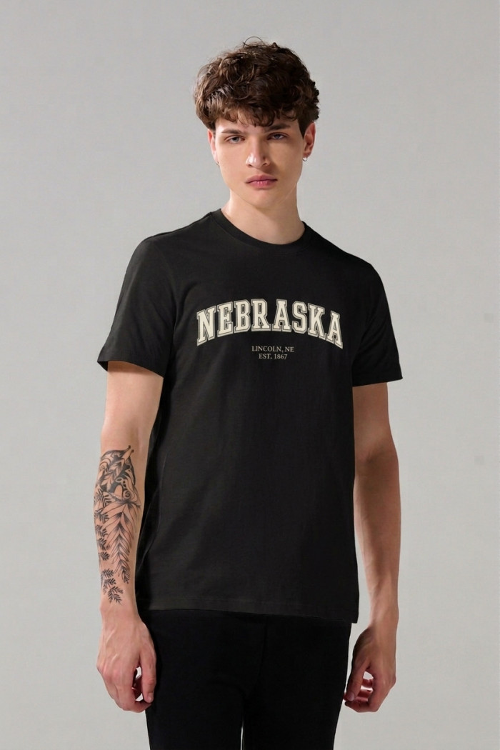 Camiseta negra con cuello redondo y texto blanco college
