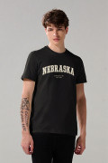 Camiseta negra con cuello redondo y texto blanco college
