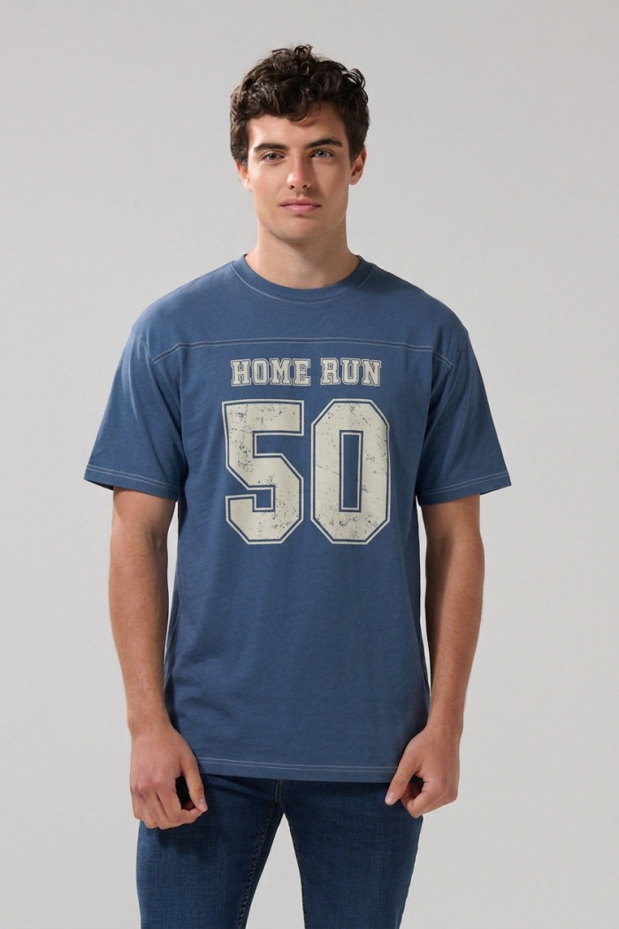 Camiseta azul medio cuello redondo con estampado college
