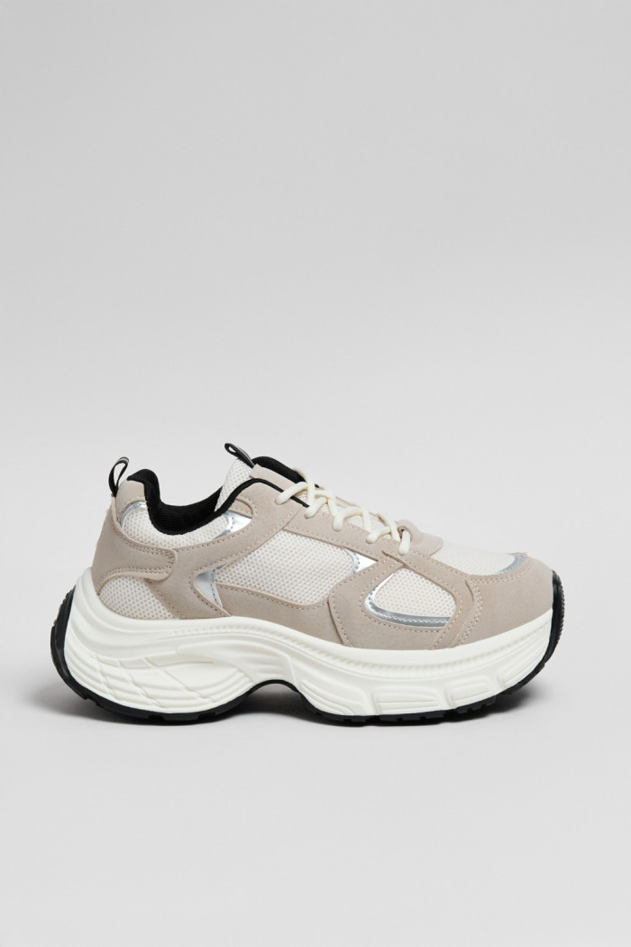 Zapatillas suela gruesa, tipo chunky.