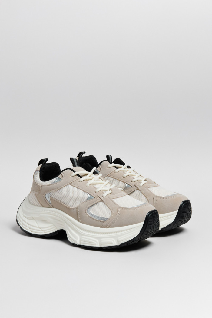 Zapatillas suela gruesa, tipo chunky.