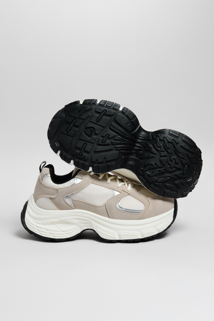 Zapatillas suela gruesa, tipo chunky.