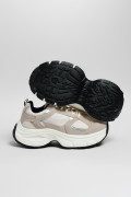 Zapatillas suela gruesa, tipo chunky.