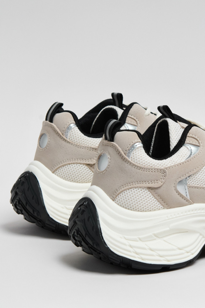 Zapatillas suela gruesa, tipo chunky.