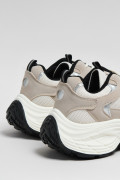 Zapatillas suela gruesa, tipo chunky.
