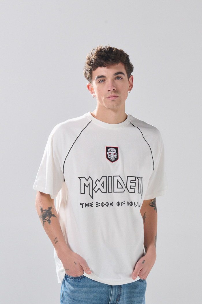 Camiseta manga ranglan oversize crema con arte de Iron Maiden
