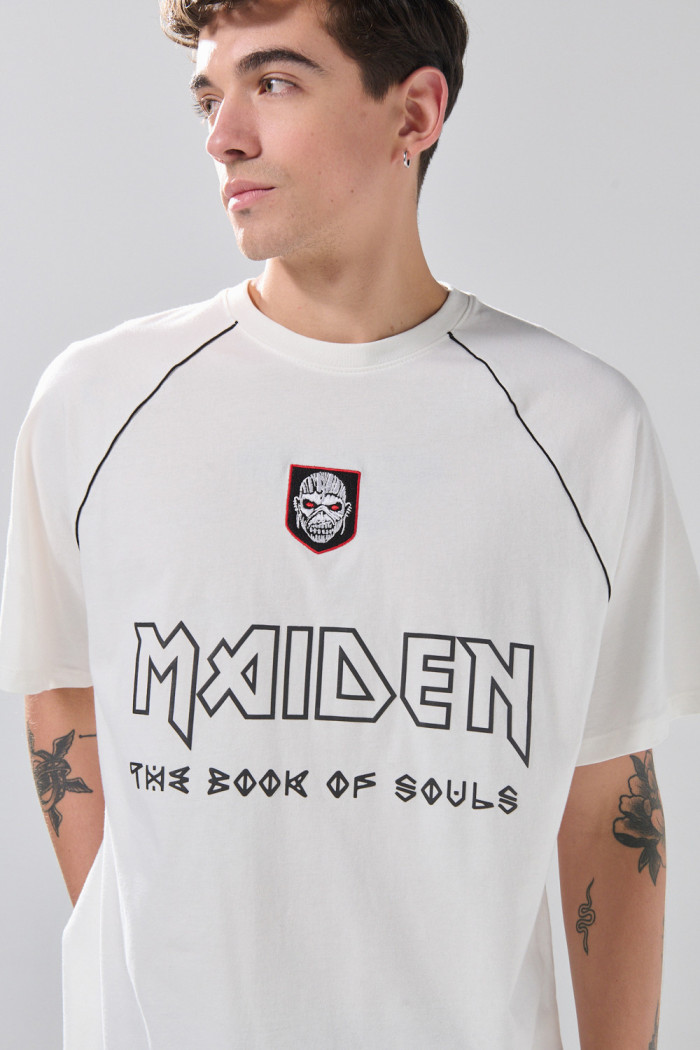 Camiseta manga ranglan oversize crema con arte de Iron Maiden
