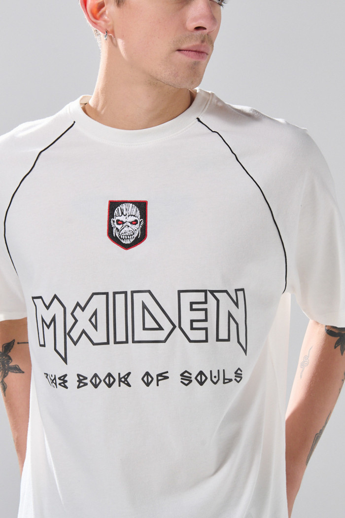 Camiseta manga ranglan oversize crema con arte de Iron Maiden

