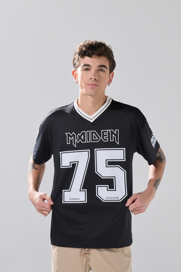 Camiseta cuello V oversize negra con arte de Iron Maiden
