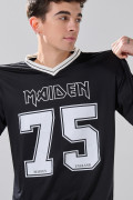 Camiseta cuello V oversize negra con arte de Iron Maiden
