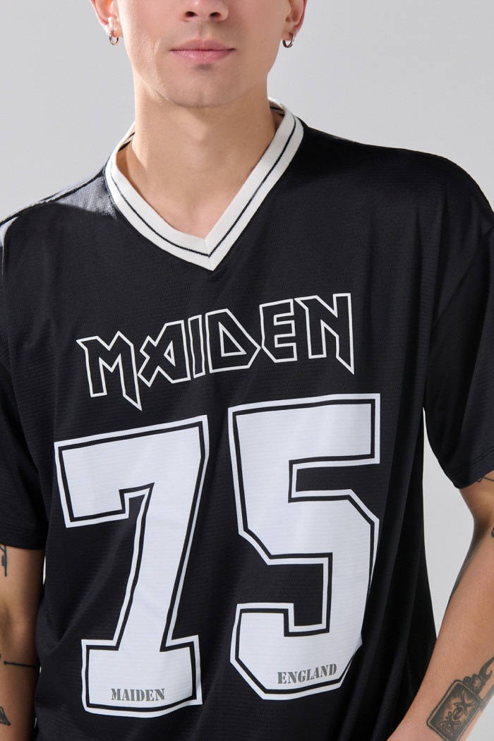Camiseta cuello V oversize negra con arte de Iron Maiden
