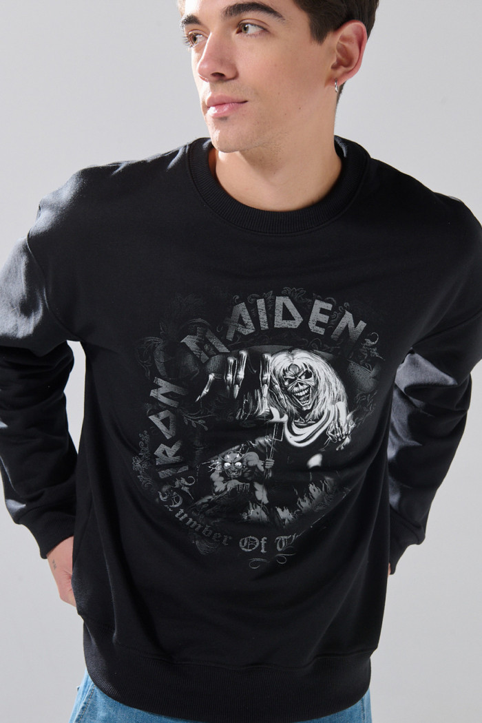 Buzo negro cuello redondo con estampado de Iron Maiden
