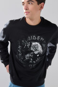 Buzo negro cuello redondo con estampado de Iron Maiden
