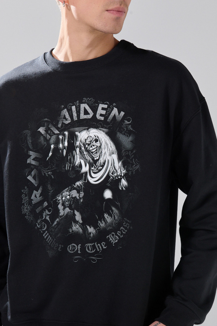 Buzo negro cuello redondo con estampado de Iron Maiden
