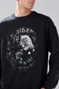 Buzo negro cuello redondo con estampado de Iron Maiden
