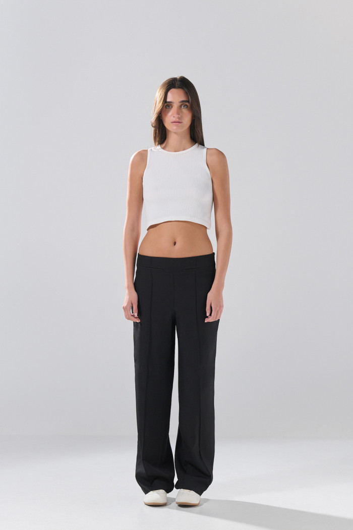 Pantalón bota recta negro con prenses y tiro medio

